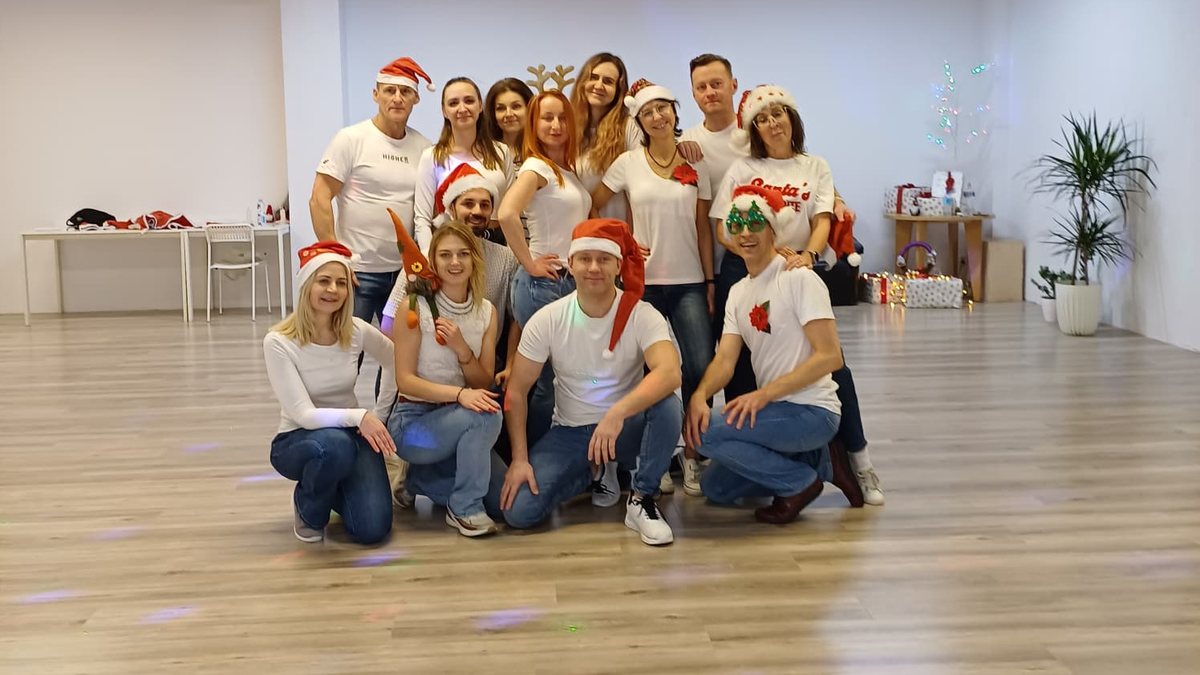 Latino social dance Zielona Góra - grupa tancerzy w studiu