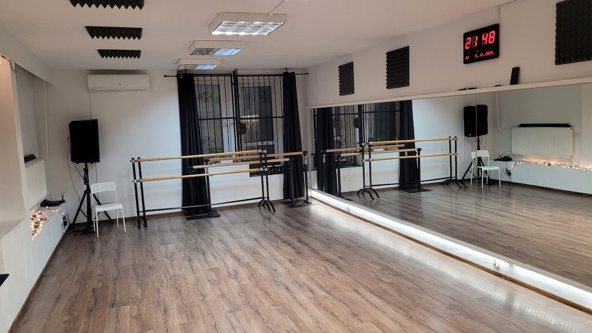 Sala taneczna z lustrami i drążkami w Studiu tańca Quantum