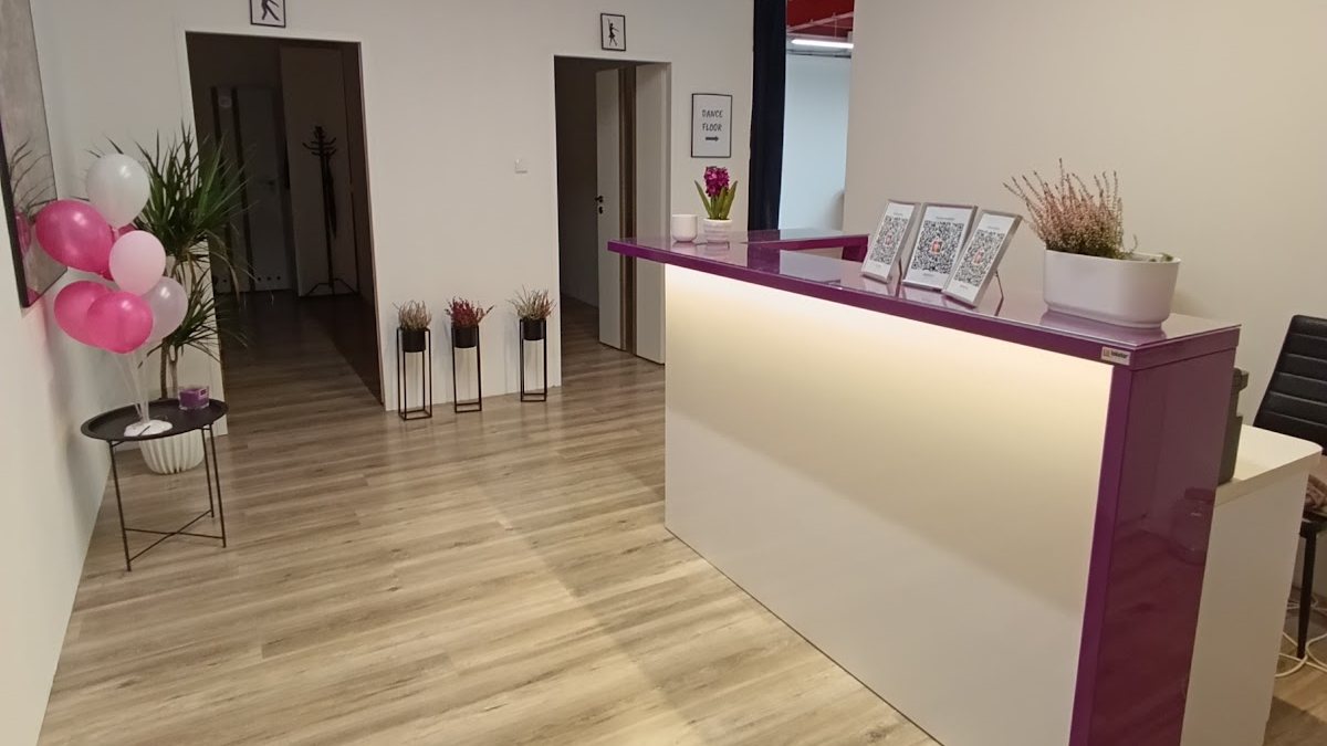 Recepcja Studia tańca Quantum udekorowana balonami